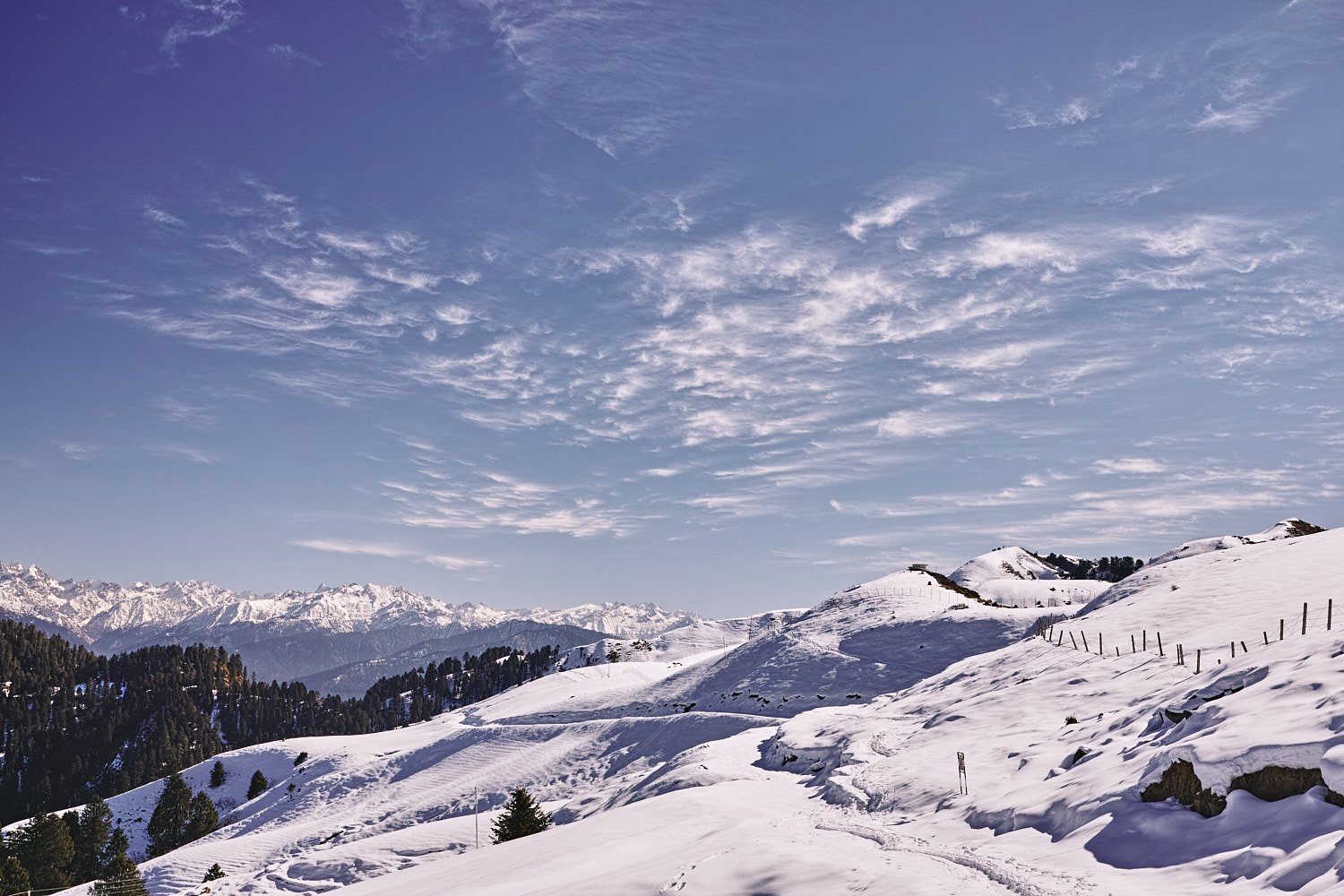 Spectacular winter trek route to Parashar Temple